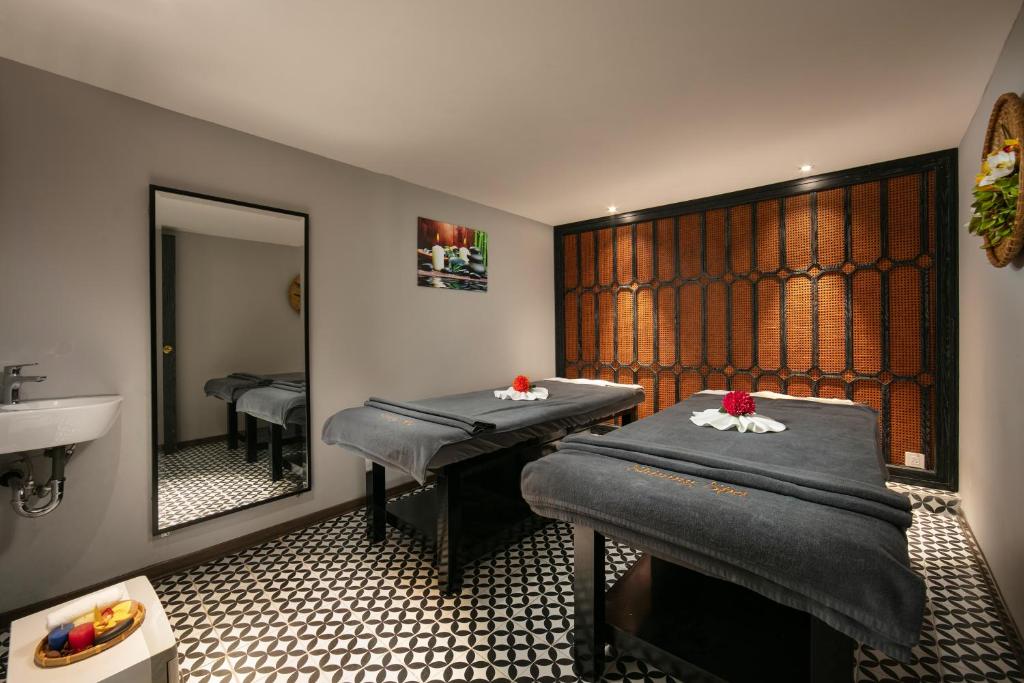 Postel nebo postele na pokoji v ubytování Shining Central Hotel & Spa