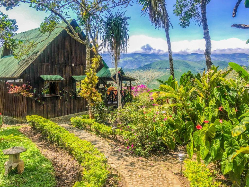 um caminho que leva a uma casa com jardim em Casa Campestre estilo Chalet Los Pirineos - Cerca a Cali em Cali