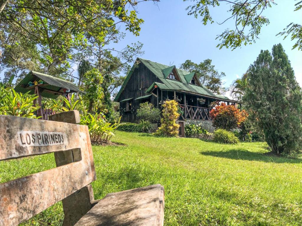 Zahrada ubytování Casa Campestre estilo Chalet Los Pirineos - Cerca a Cali
