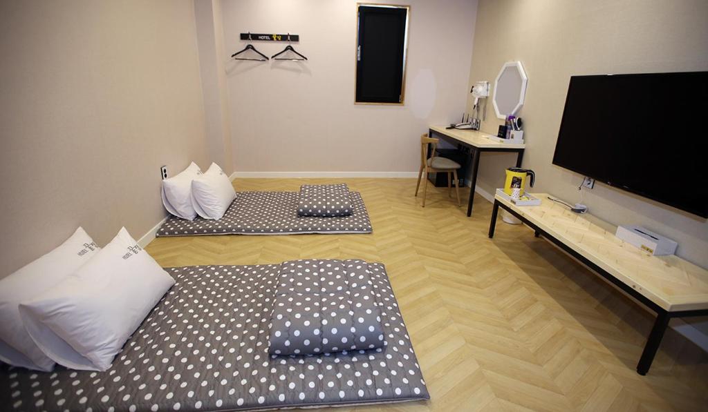 TV a/nebo společenská místnost v ubytování Gguljam Hotel