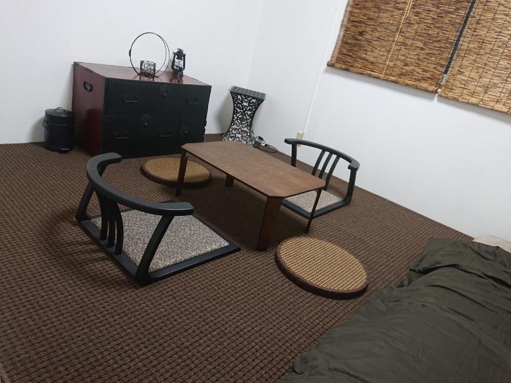 um quarto com uma mesa, uma cadeira e uma cómoda em Lapus Honmachi No.200 / Vacation STAY 57908 em Hikone