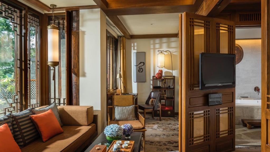 InterContinental Lijiang Ancient Town Resort, an IHG Hotel - 初级国王套房 - 休息室进入