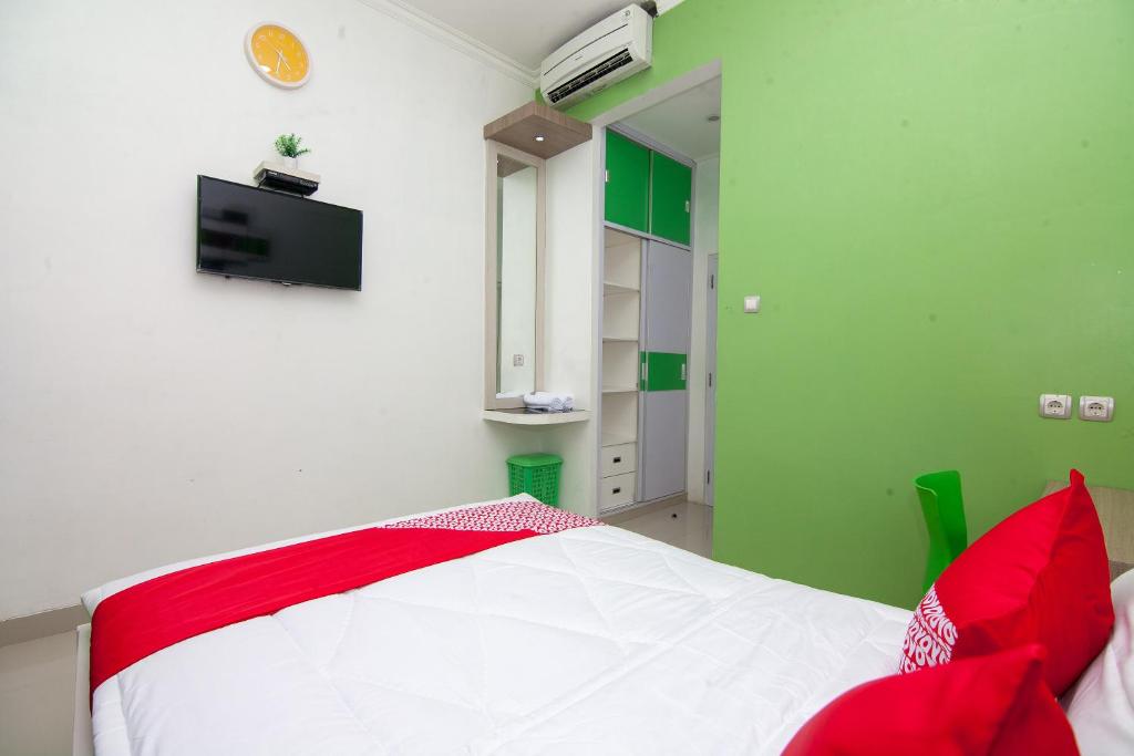 Postel nebo postele na pokoji v ubytování Super OYO 2808 D'residence Syariah