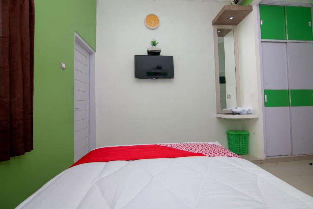 Postel nebo postele na pokoji v ubytování Super OYO 2808 D'residence Syariah