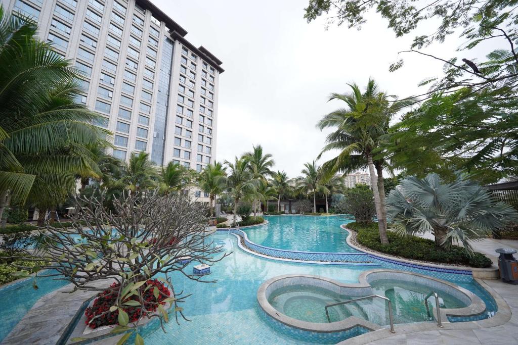Bazén v ubytování Vignette Collection Haikou Yatter Hotel by IHG nebo v jeho okolí