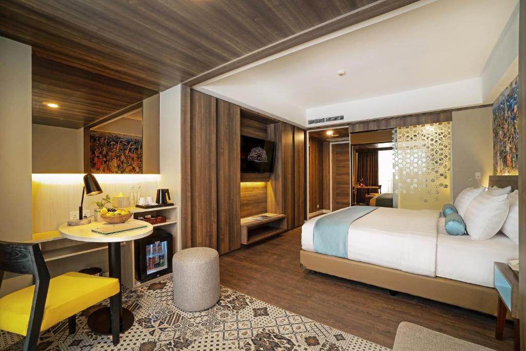 Un pat sau paturi într-o cameră la Wyndham Garden Kuta Beach Bali