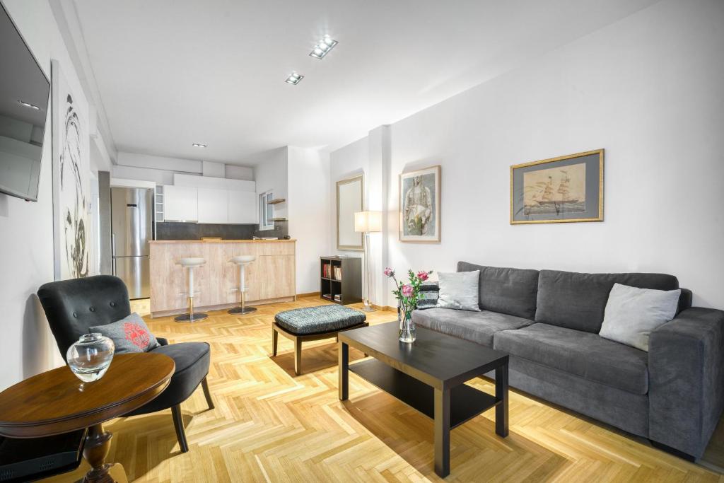 Zona d'estar a Delightful Stylish Two Bedroom Condo in Hip Area of Central Athens