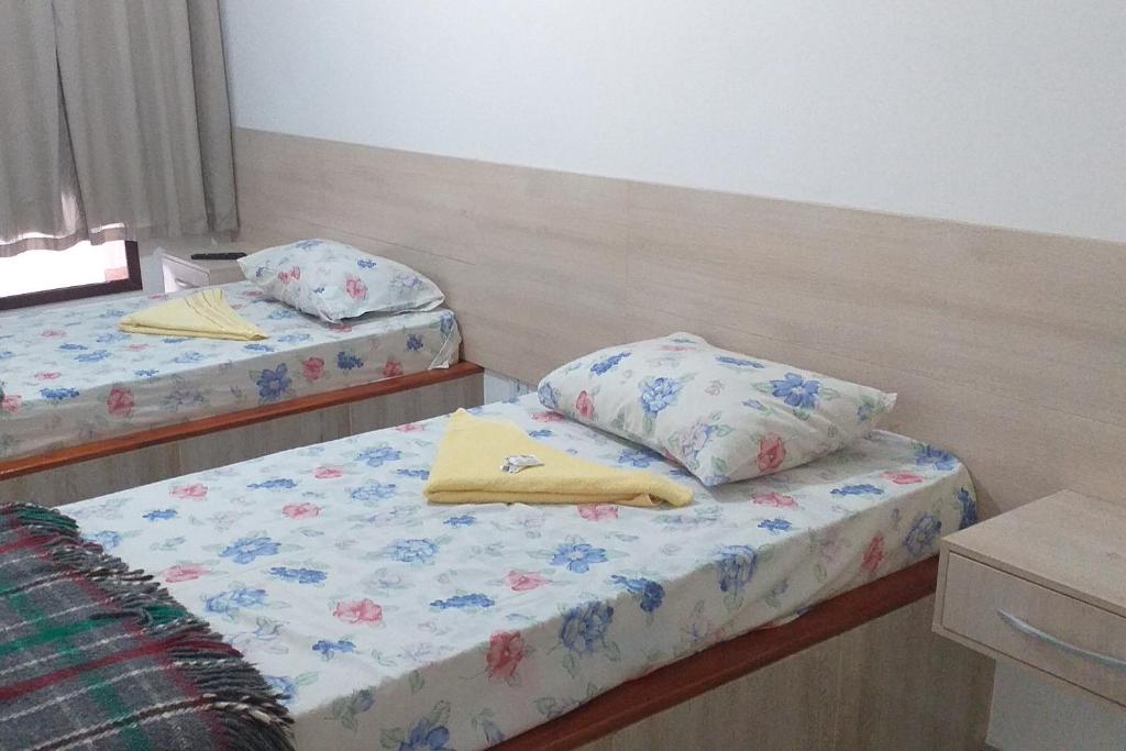 2 camas en una habitación con 2 almohadas en Pousada Mama Jo, en Casimiro de Abreu