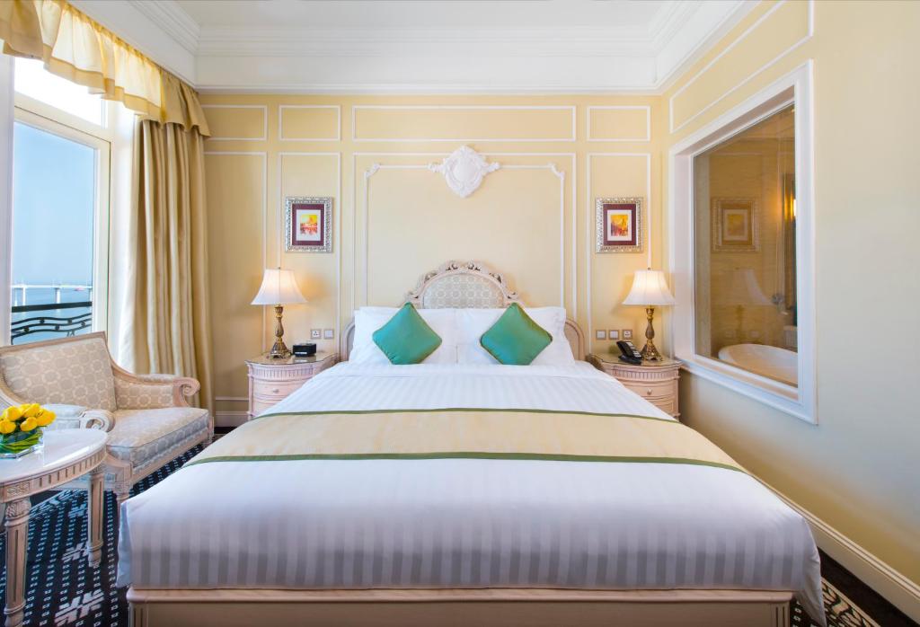 Postel nebo postele na pokoji v ubytování Harbourview Hotel Macau