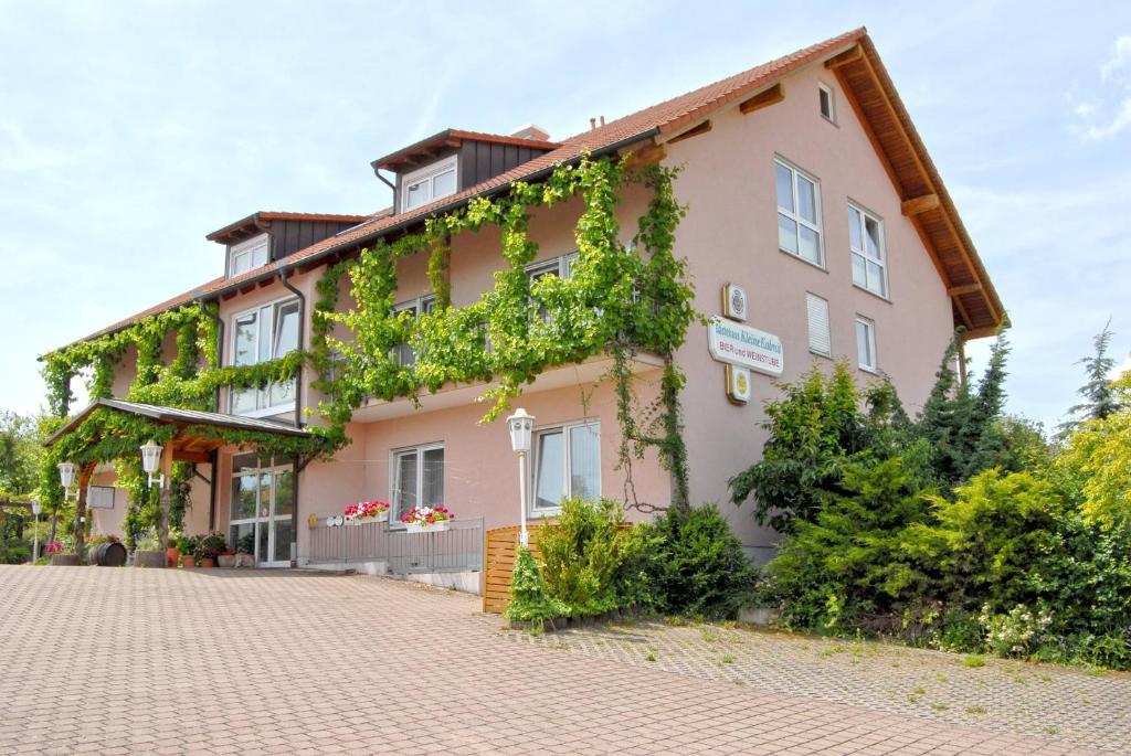 ein Gebäude mit Efeu an der Seite in der Unterkunft Gästehaus Kleine Kalmit in Landau in der Pfalz