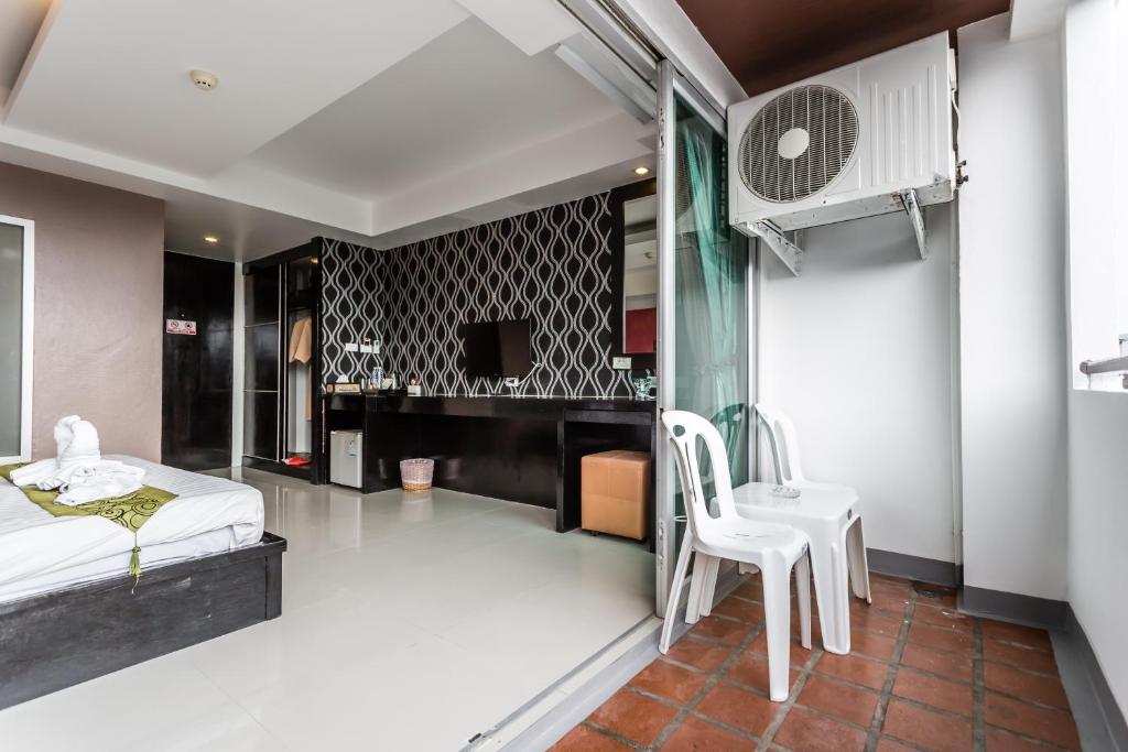 Postel nebo postele na pokoji v ubytování 7Q Patong Beach Hotel