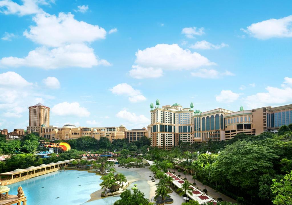 Blick auf die Stadt mit großem Pool in der Unterkunft Sunway Resort Hotel in Kuala Lumpur