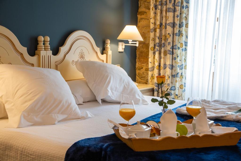 オビエドにあるHotel Palacio De La Viñonaのホテルルーム ベッド1台&食料品トレイ付