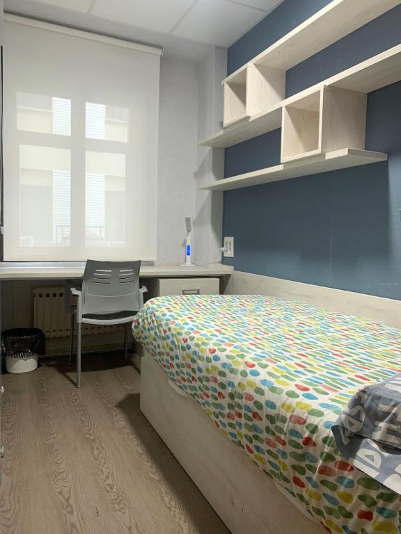 Postel nebo postele na pokoji v ubytování Albergue Residencia Larraona