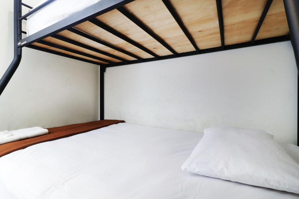 Bantal Guling Pasar Baru - Twin Room With Shared Bathroom