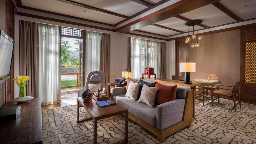 InterContinental Lijiang Ancient Town Resort, an IHG Hotel - 1个国王一居室套房与起居区