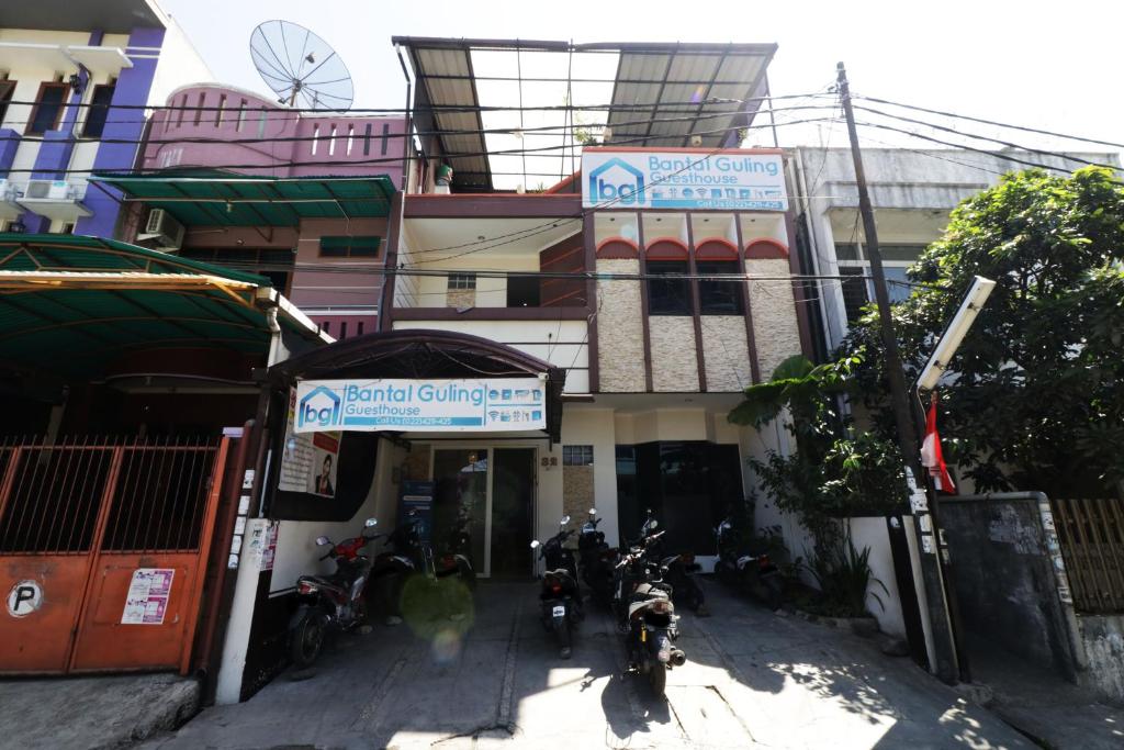 Wisatawan mencoba bantal guling di Pasar Ngasem