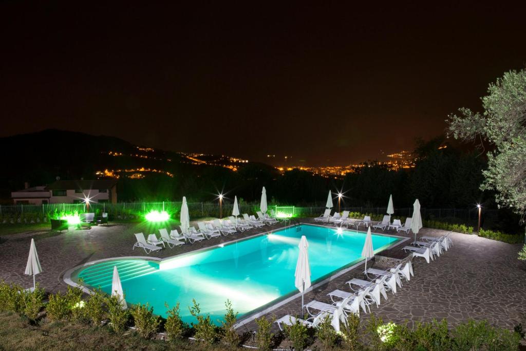 basen w nocy z krzesłami i parasolami w obiekcie B&B Villa Setharè w mieście Salerno
