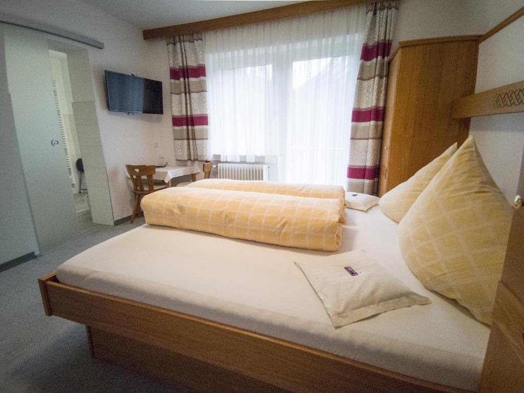 Postel nebo postele na pokoji v ubytování Gästehaus Panorama
