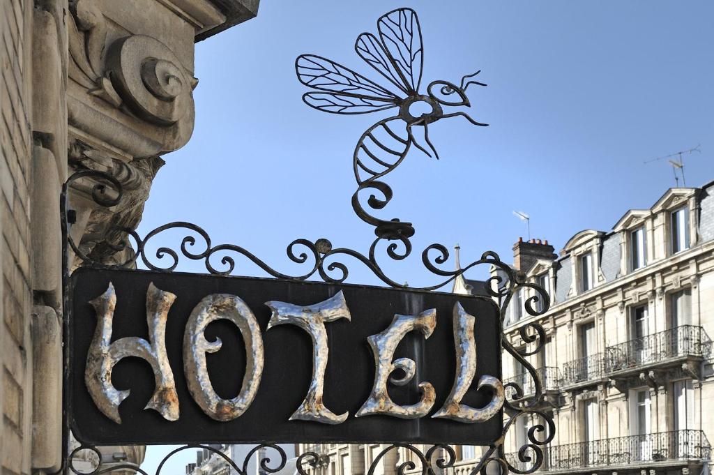 Certifikát, hodnocení, plakát nebo jiný dokument vystavený v ubytování Hôtel de l'Abeille