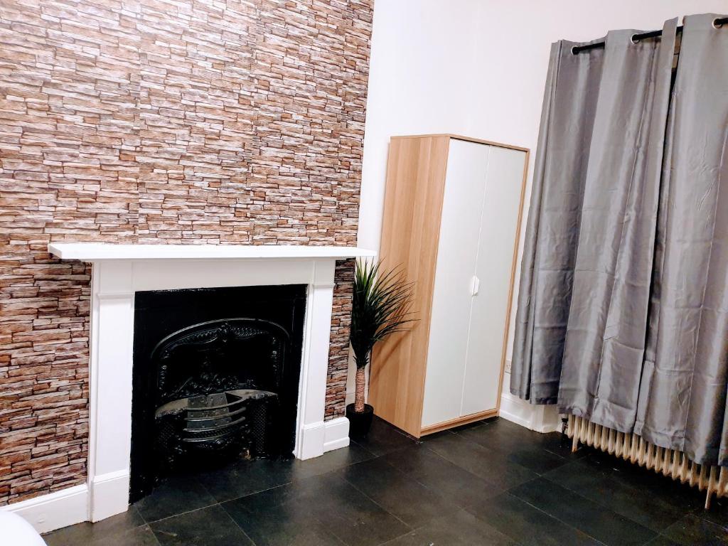 TOPAZ TOWN HOUSE No 36 - Large Double Room