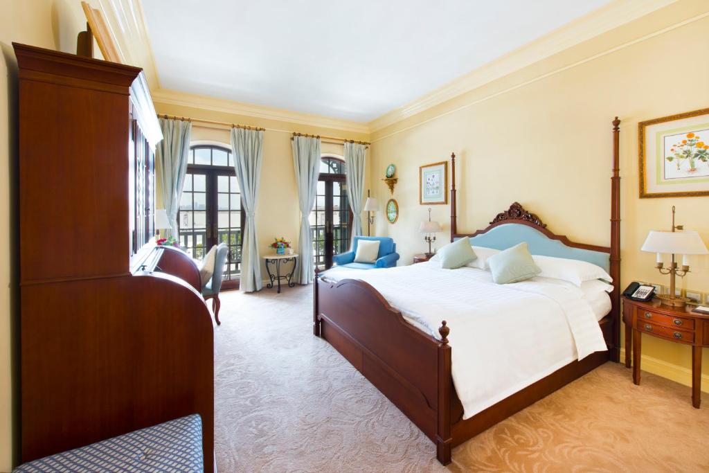1 dormitorio con 1 cama grande en una habitación en Rocks Hotel, en Macau