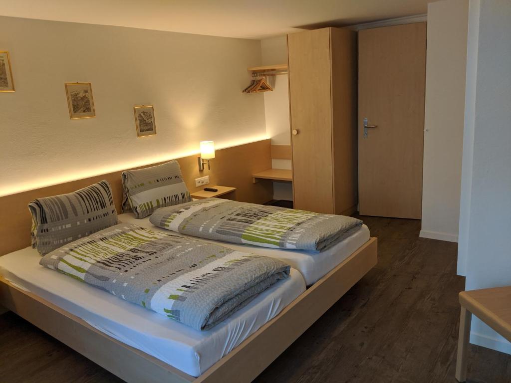 Postel nebo postele na pokoji v ubytování Hotel Alpenblick Mürren