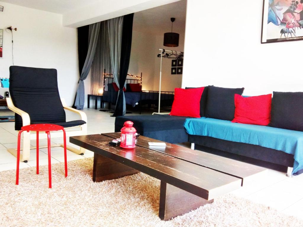 een woonkamer met een bank en een salontafel bij STUDIO POSEIDONIA apartment 75sqm CORINTH CANAL in Kórinthos