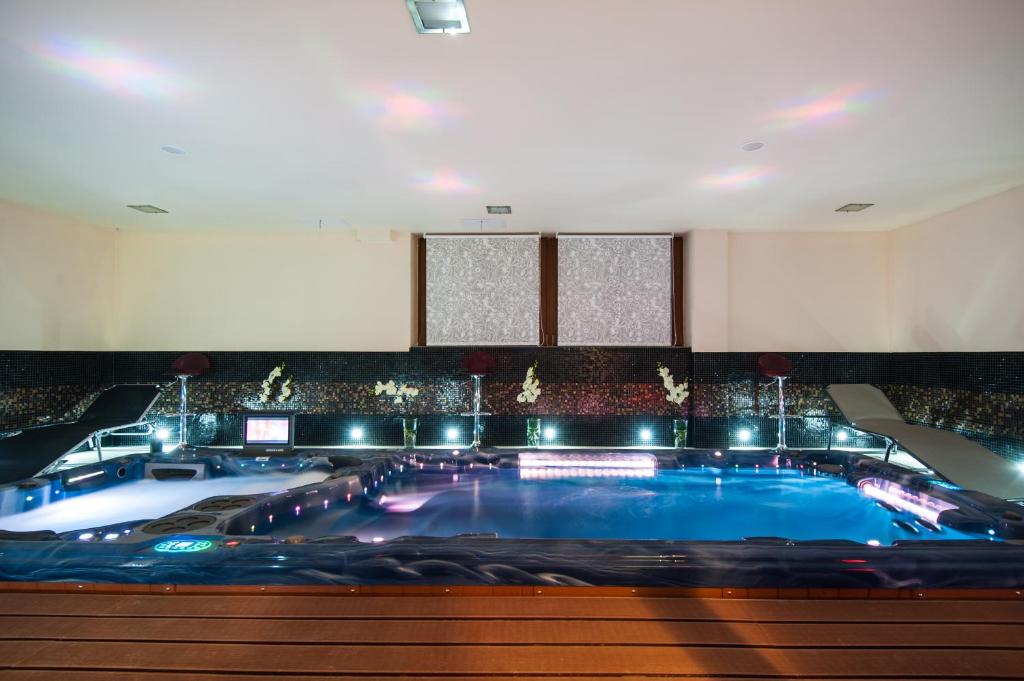 a large swimming pool in a hotel room with at Liliowe Turnie Kościelisko in Kościelisko