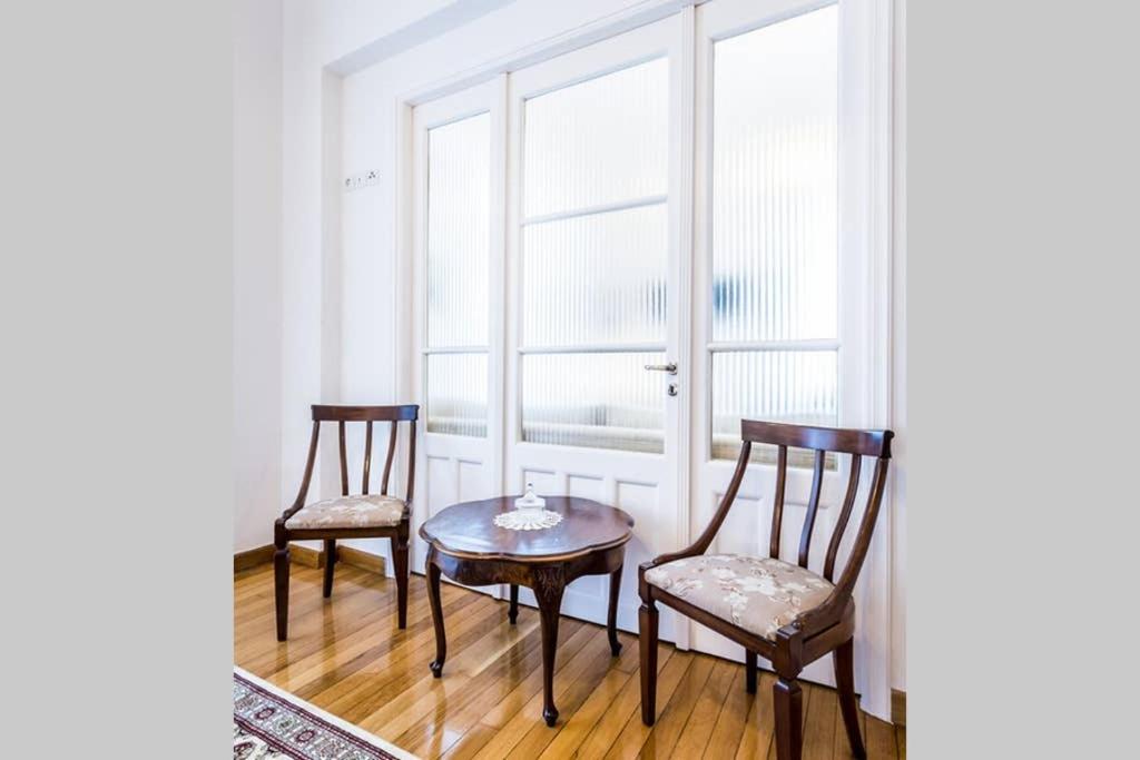 Posezení v ubytování Neoclassical apartment with 3 bedrooms in Piraeus