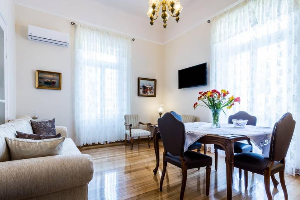 TV a/nebo společenská místnost v ubytování Neoclassical apartment with 3 bedrooms in Piraeus