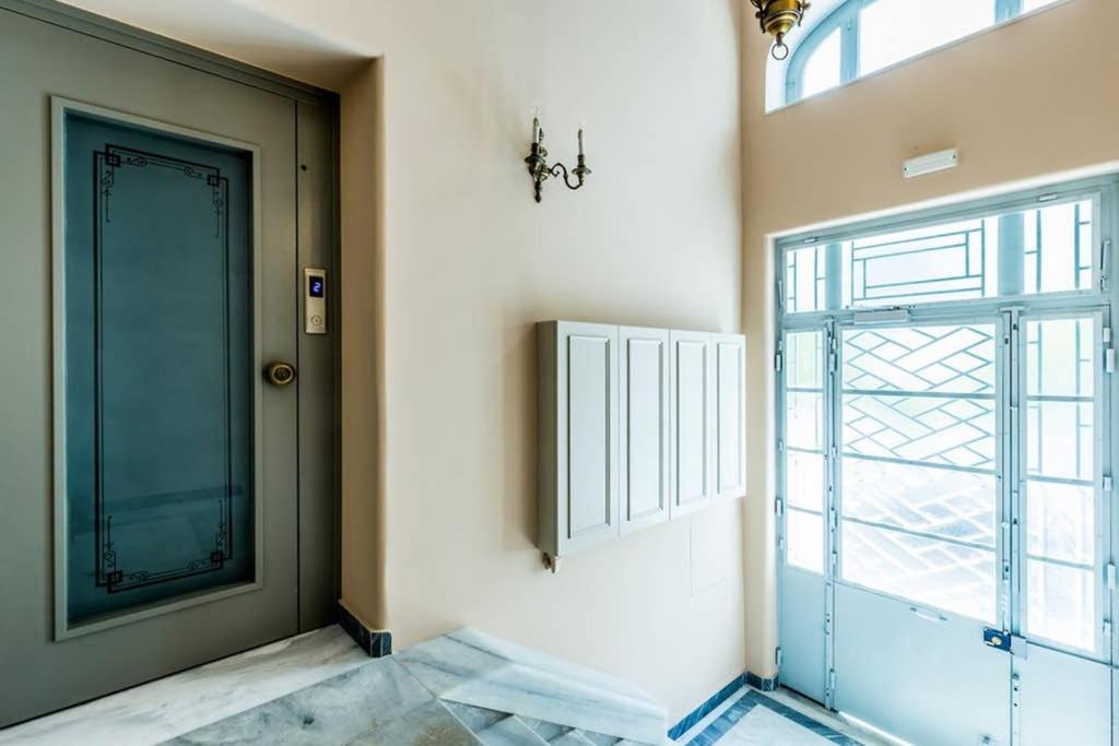 Fotografie z fotogalerie ubytování Neoclassical apartment with 3 bedrooms in Piraeus v destinaci Piraeus