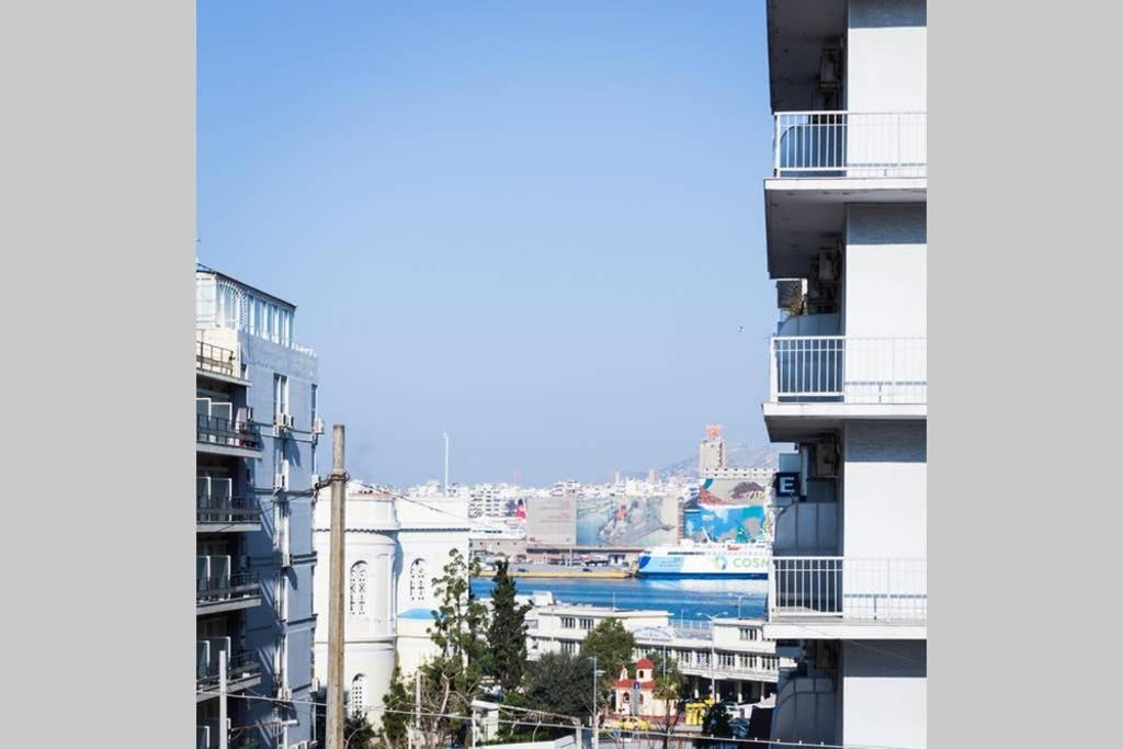 Nespecifikovaný výhled na destinaci Pireus nebo výhled na město při pohledu z apartmánu