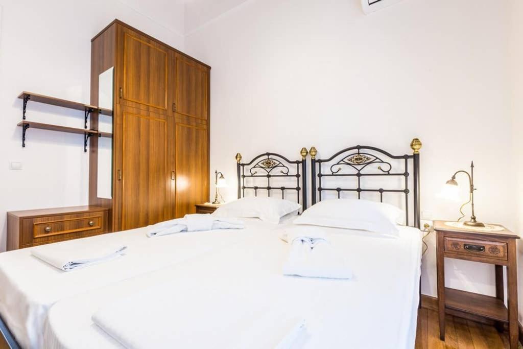 Postel nebo postele na pokoji v ubytování Neoclassical apartment with 3 bedrooms in Piraeus