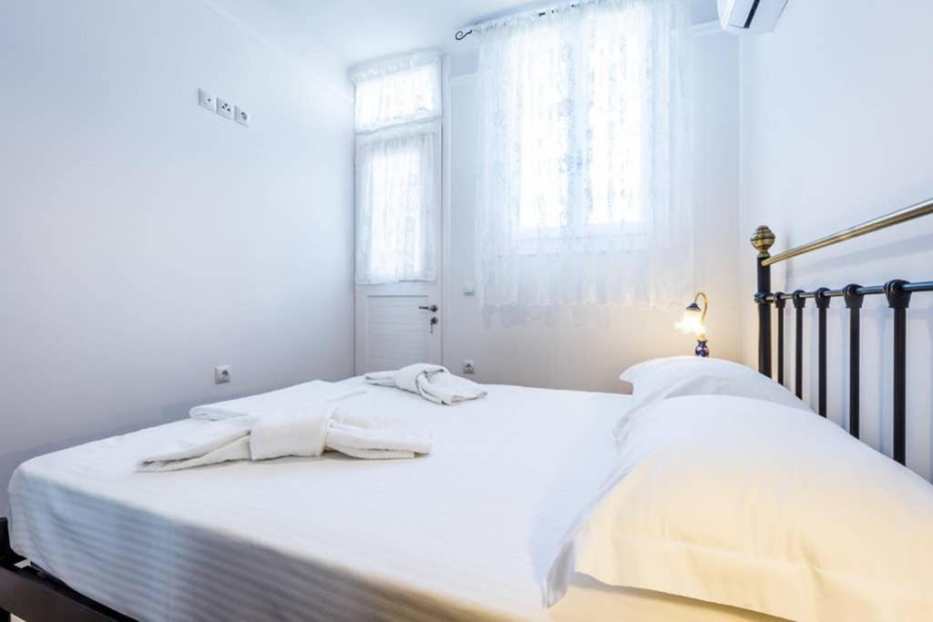 Postel nebo postele na pokoji v ubytování Neoclassical apartment with 3 bedrooms in Piraeus