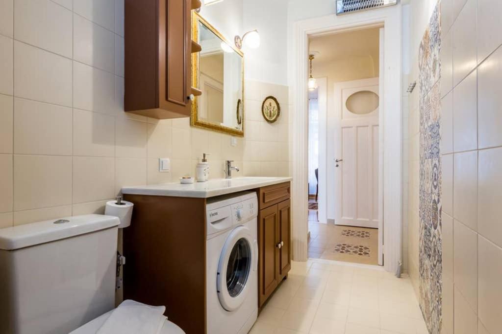 Koupelna v ubytování Neoclassical apartment with 3 bedrooms in Piraeus