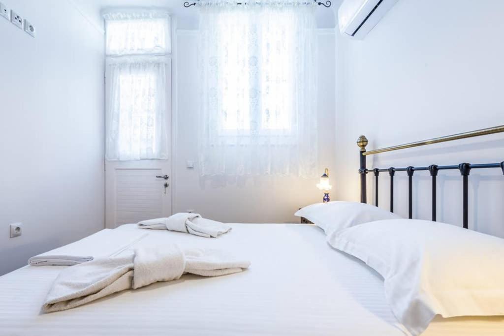 Postel nebo postele na pokoji v ubytování Neoclassical apartment with 3 bedrooms in Piraeus