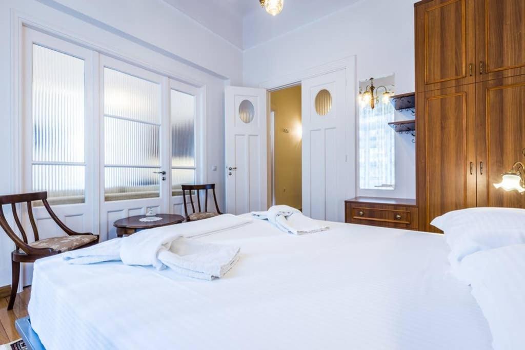 Postel nebo postele na pokoji v ubytování Neoclassical apartment with 3 bedrooms in Piraeus