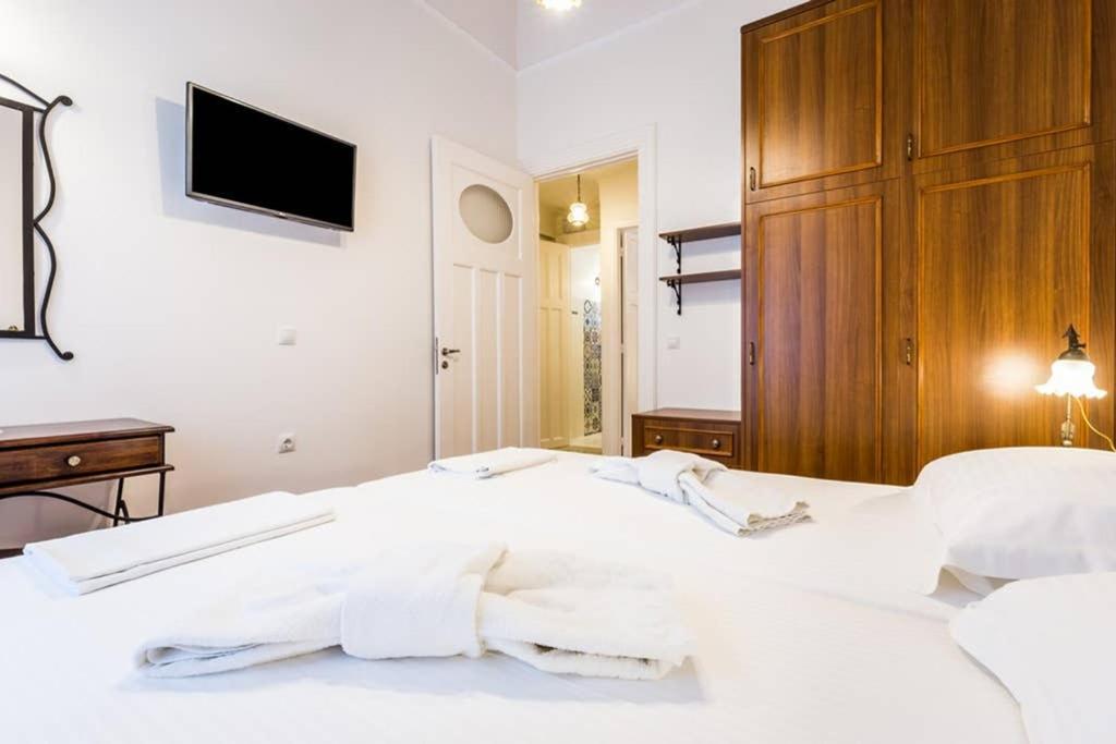 Postel nebo postele na pokoji v ubytování Neoclassical apartment with 3 bedrooms in Piraeus