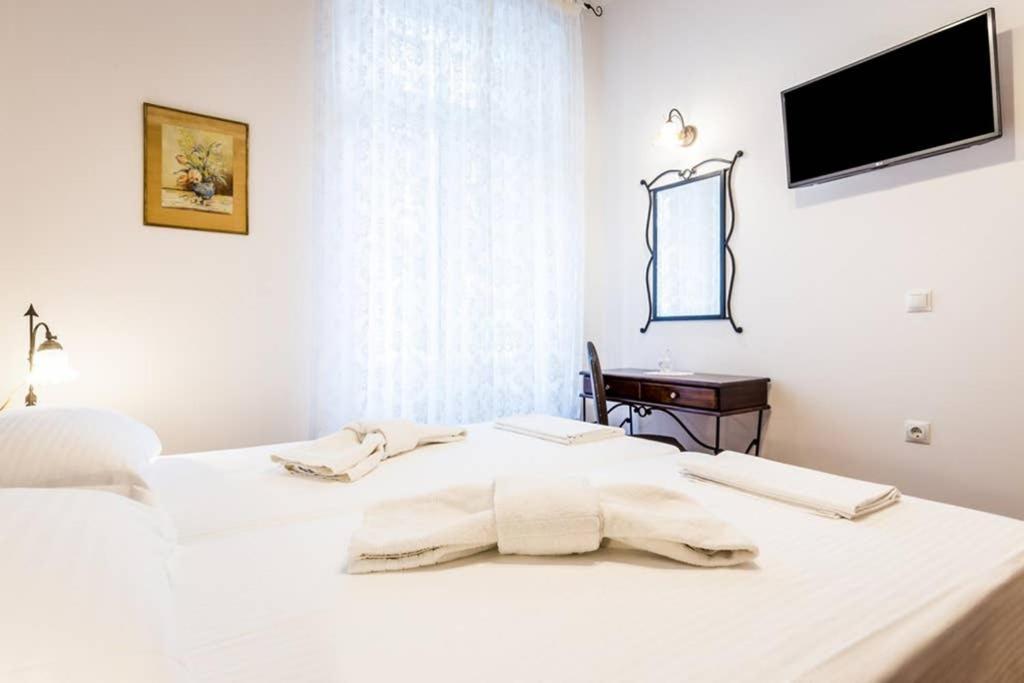 Postel nebo postele na pokoji v ubytování Neoclassical apartment with 3 bedrooms in Piraeus