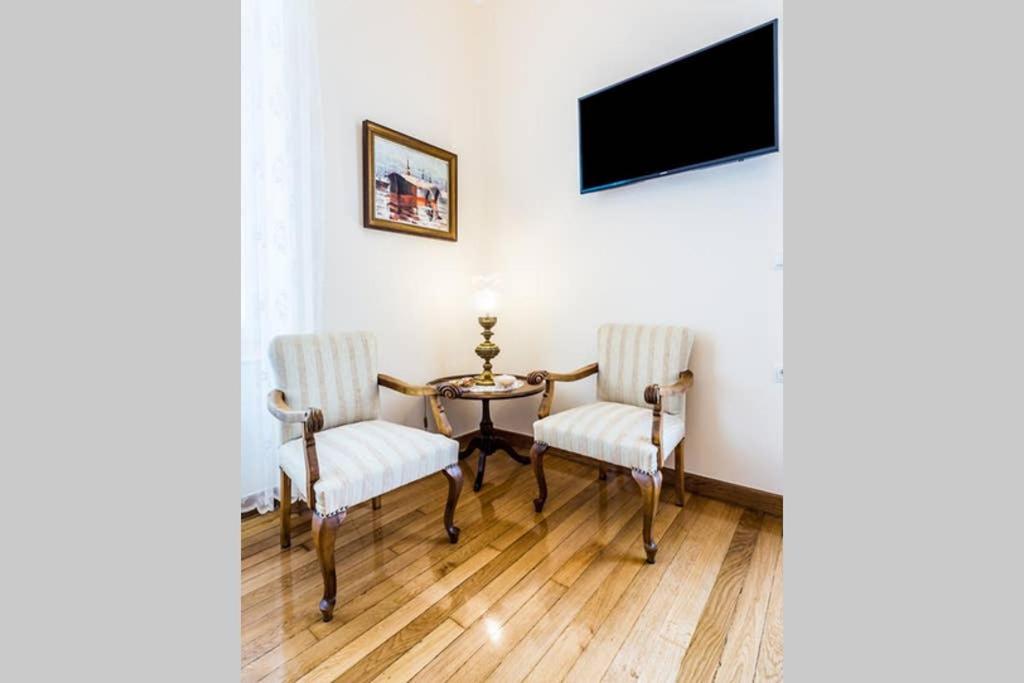 TV a/nebo společenská místnost v ubytování Neoclassical apartment with 3 bedrooms in Piraeus