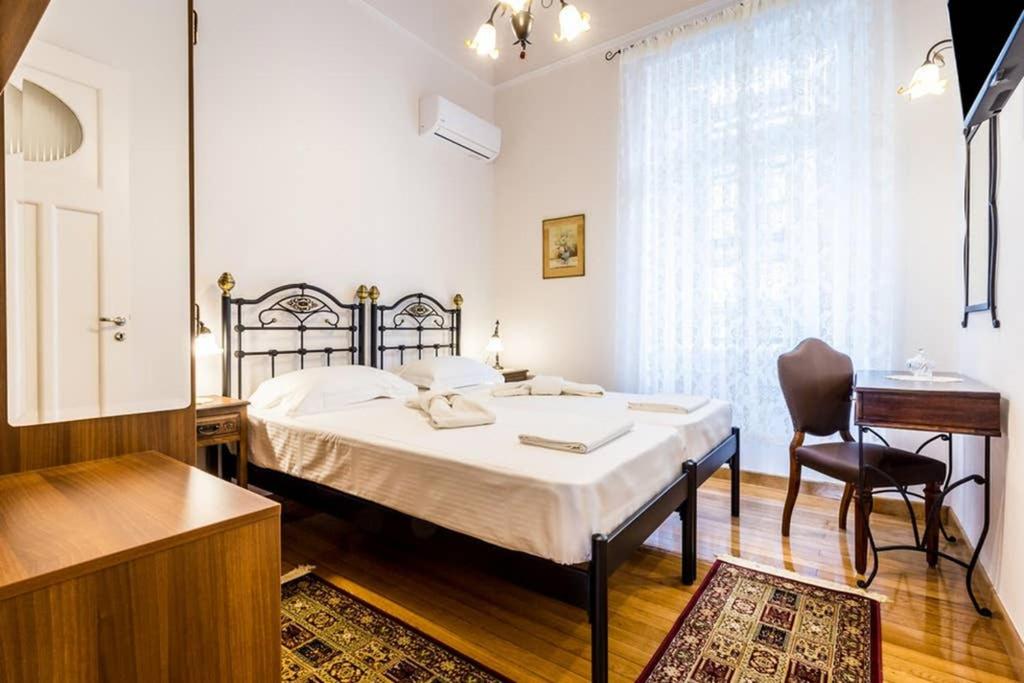 Postel nebo postele na pokoji v ubytování Neoclassical apartment with 3 bedrooms in Piraeus