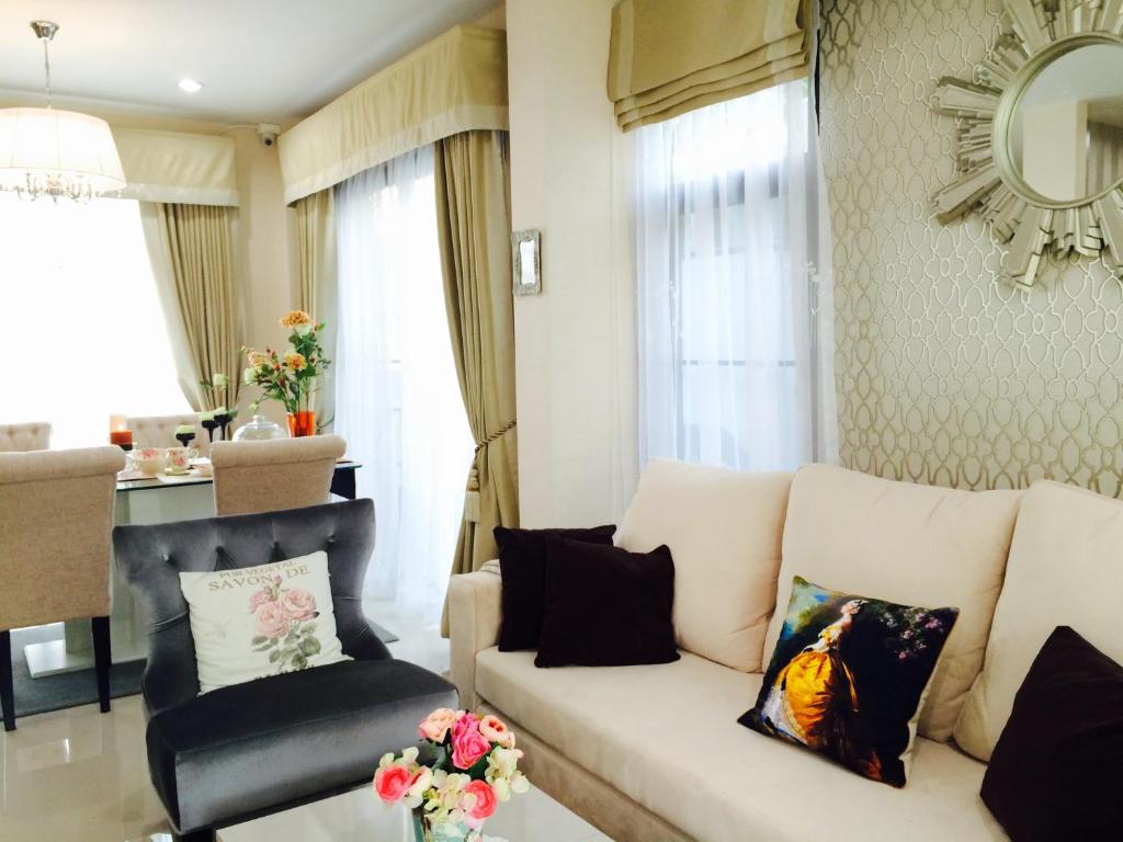 sala de estar con sofá blanco y espejo en Peters Villa en Ban Nakhon Chum