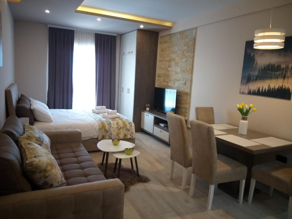 Habitación de hotel con cama y comedor en Milmari resort Sara P61, en Kopaonik