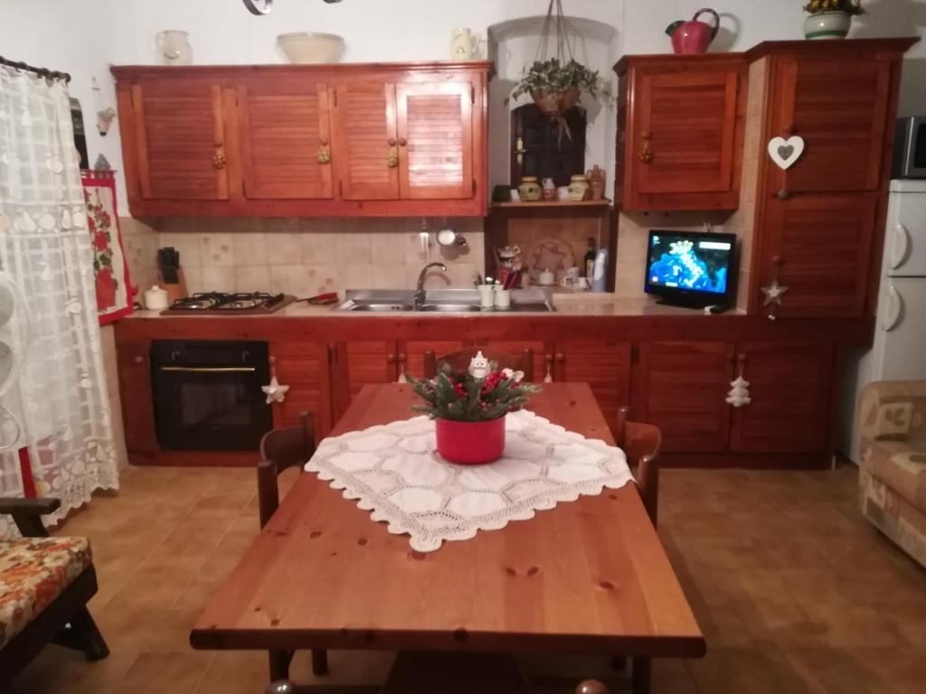 una cocina con una mesa de madera con flores. en Il Pioppo en Cantalupo nel Sannio