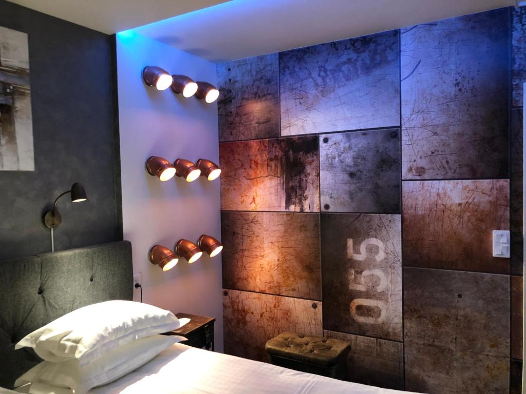 sypialnia z dużą ścianą z drewnianych paneli w obiekcie Havshotellet w Malmö