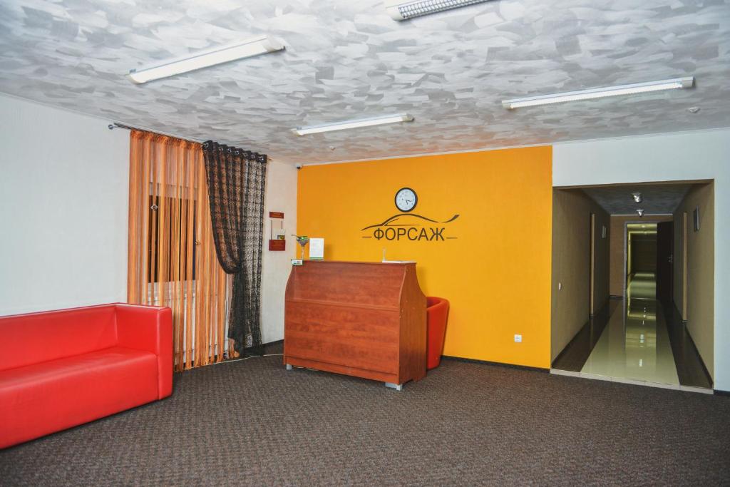 リウネにあるForsageの赤いソファと黄色の壁が特徴の客室です。