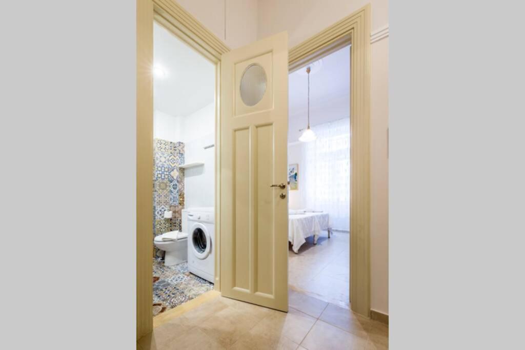 Zdjęcie z galerii obiektu Neoclassical apartment with 2 bedrooms in Piraeus w Pireusie