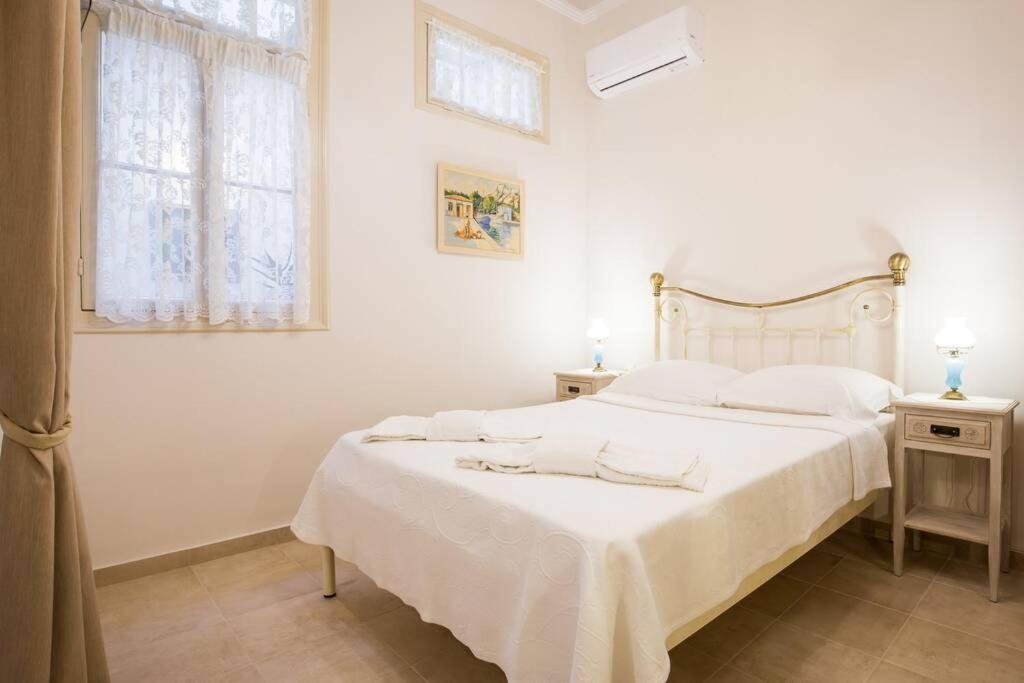 Łóżko lub łóżka w pokoju w obiekcie Neoclassical apartment with 2 bedrooms in Piraeus