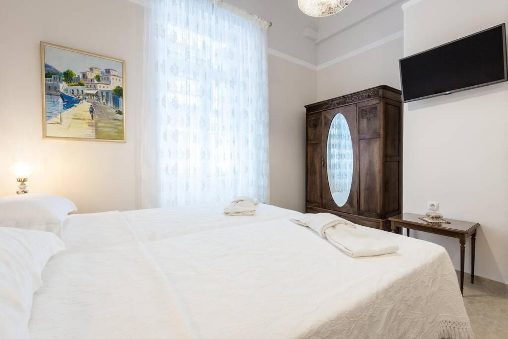 Łóżko lub łóżka w pokoju w obiekcie Neoclassical apartment with 2 bedrooms in Piraeus